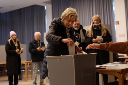 Una mujer vota en un colegio electoral de Berlín este domingo.