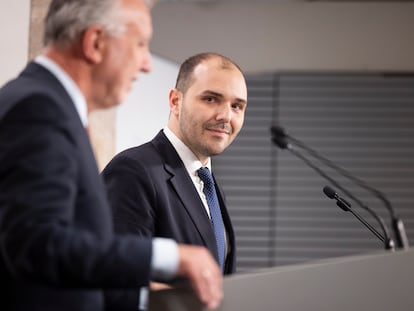 El consejero de la Presidencia, Albert Dalmau, y el ministro Ángel Víctor Torres en rueda de prensa después de la reunión de la Comisión Mixta de Transferencias. Palau de la Generalitat.  Gianluca Battista