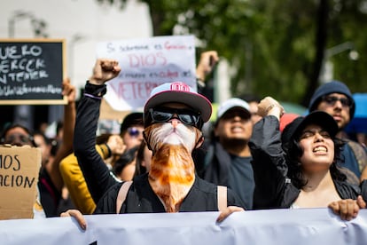 Más de 500 personas marcharon desde el palacio de Bellas Artes hasta el Senado de la República, en Ciudad de México.