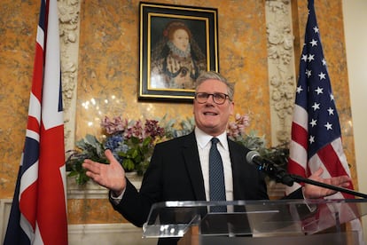 El primer ministro británico, Keir Starmer, durante una intervención ante los periodistas antes de viajar a Washington.