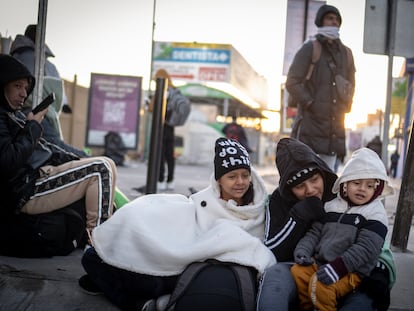 Migrantes esperan después de la cancelación del programa CBP One, en el paso fronterizo 'Paso del Norte', en Ciudad Juárez.