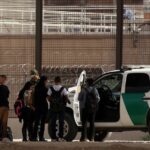 Migración arresta a 646 migrantes indocumentados con cargos criminales en Houston, Texas