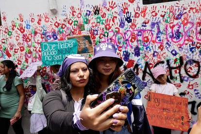 Mujeres participantes de la marcha en Quito, Ecuador.