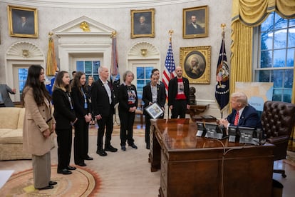 El presidente de Estados Unidos, Donald Trump, recibe a familiares de rehenes israelíes liberados en la Casa Blanca, el miércoles.