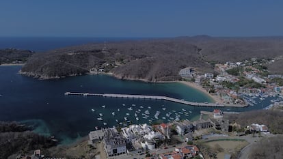 Vista aérea de la Bahía Santa Cruz, Huatulco, Oaxaca, México.