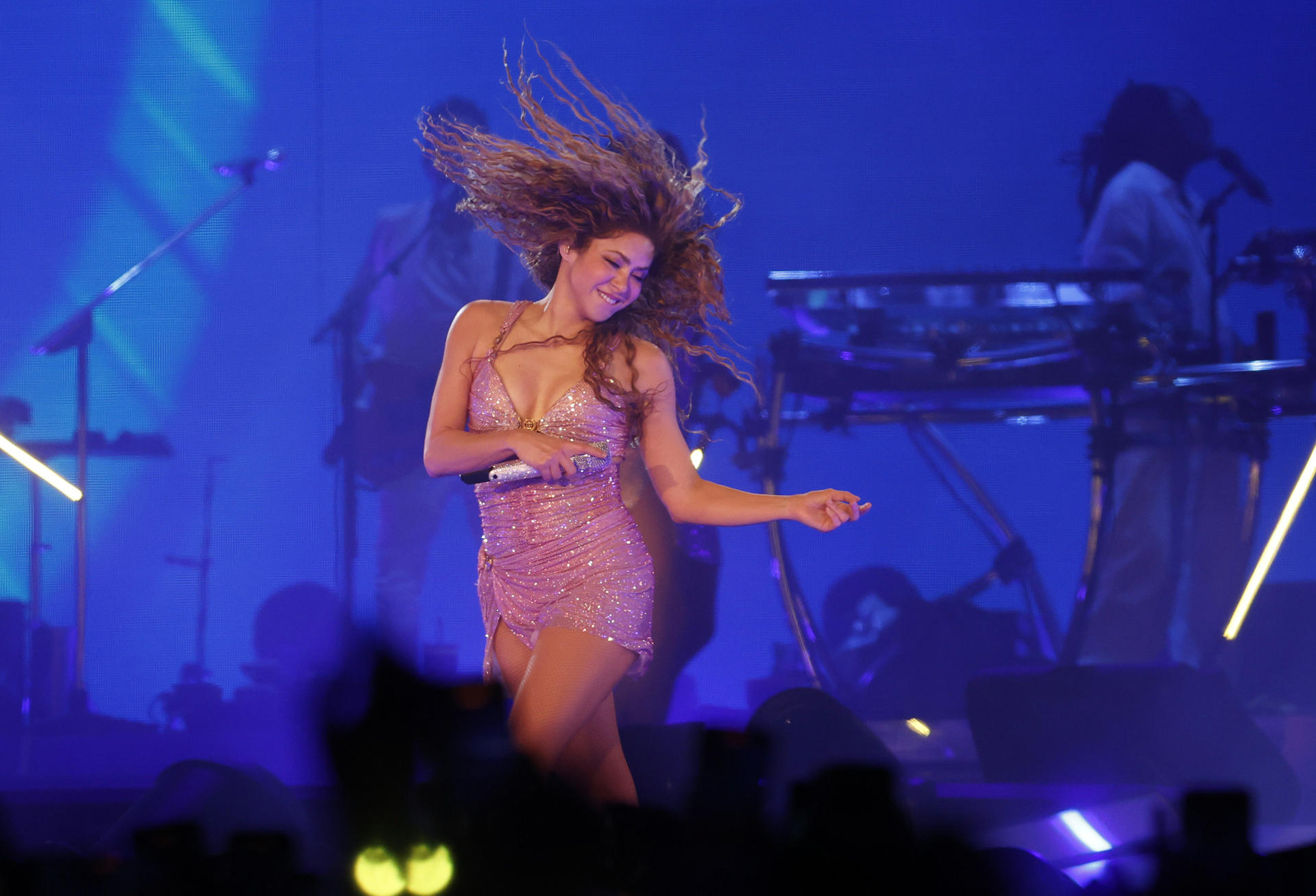 Shakira regala una canción a sus fans en la puerta del hotel antes de abandonar Chile