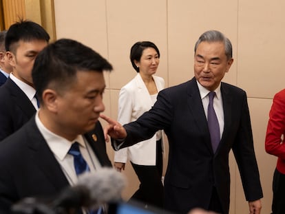 El ministro de Exteriores chino, Wang Yi, abandona la sala tras celebrar una rueda de prensa este viernes en Pekín.