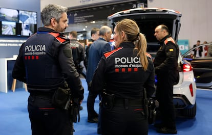 Dos agentes de los Mossos d'Esquadra, durante la celebración del Mobile World Congress.