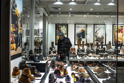 Un hombre en una tienda en Santiago, Chile, en 2024