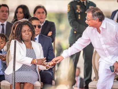 El presidente de Colombia, Gustavo Petro, saluda a la vicepresidenta de Colombia, Francia Márquez