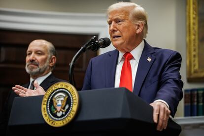 Donald Trump, este lunes en la sala Roosevelt de la Casa Blanca, con el secretario de Comercio, Howard Lutnick, detrás.