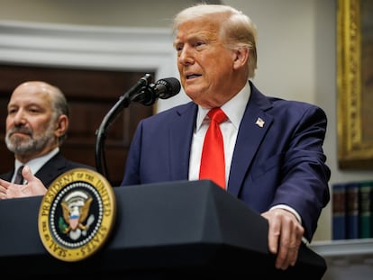 Donald Trump, este lunes en la sala Roosevelt de la Casa Blanca, con el secretario de Comercio, Howard Lutnick, detrás.