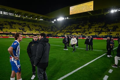 Los videomarcadores del estadio de la Cerámica anuncian la suspensión del encuentro entre el Villarreal y el Espanyol.