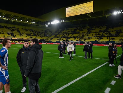 Los videomarcadores del estadio de la Cerámica anuncian la suspensión del encuentro entre el Villarreal y el Espanyol