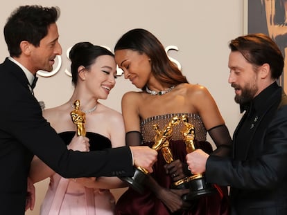 Adrien Brody, Mikey Madison, Zoe Saldaña y Kieran Culkin tras ganar sus premios Oscar, este domingo.