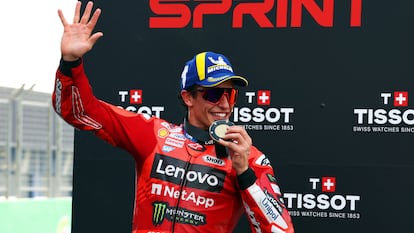 Mar Márquez, del equipo Ducati Lenovo, celebra con su medalla en el podio tras ganar el sprint del GP de Tailandia este sábado.