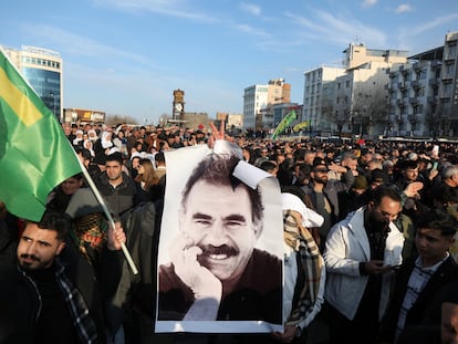 Retrato de Abdullah Öcalan, en una manifestación celebrada este jueves en Diyarbakir (Turquía).