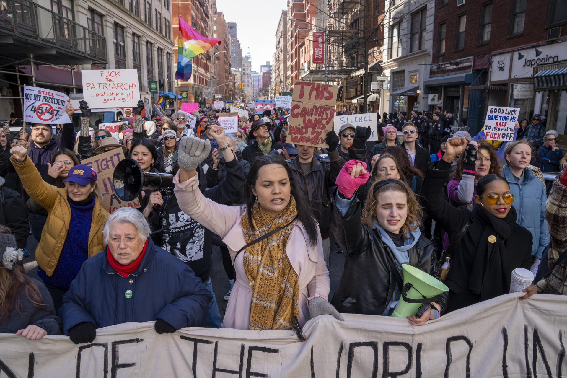 Consignas contra Trump dominan las manifestaciones del Día de la Mujer en EE.UU.