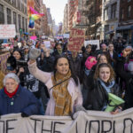 Consignas contra Trump dominan las manifestaciones del Día de la Mujer en EE.UU.