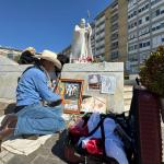 Artista mexicano apoya al papa Francisco con sus dibujos a las puertas del hospital Gemelli