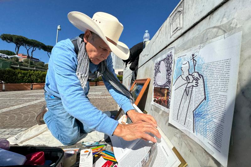 Artista mexicano apoya al papa Francisco con sus dibujos a las puertas del hospital Gemelli - artista-mexicano-roberto-marquez-papa-francisco-gemelli-2-1024x683