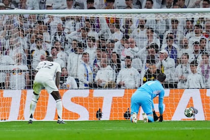 Rudiger y  Courtois se lamentan tras el gol de Julián Álvarez.