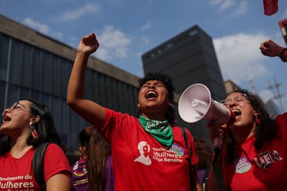 Distintos grupos feministas y de luchas sociales arribaron a São Paulo para participar en la marcha.