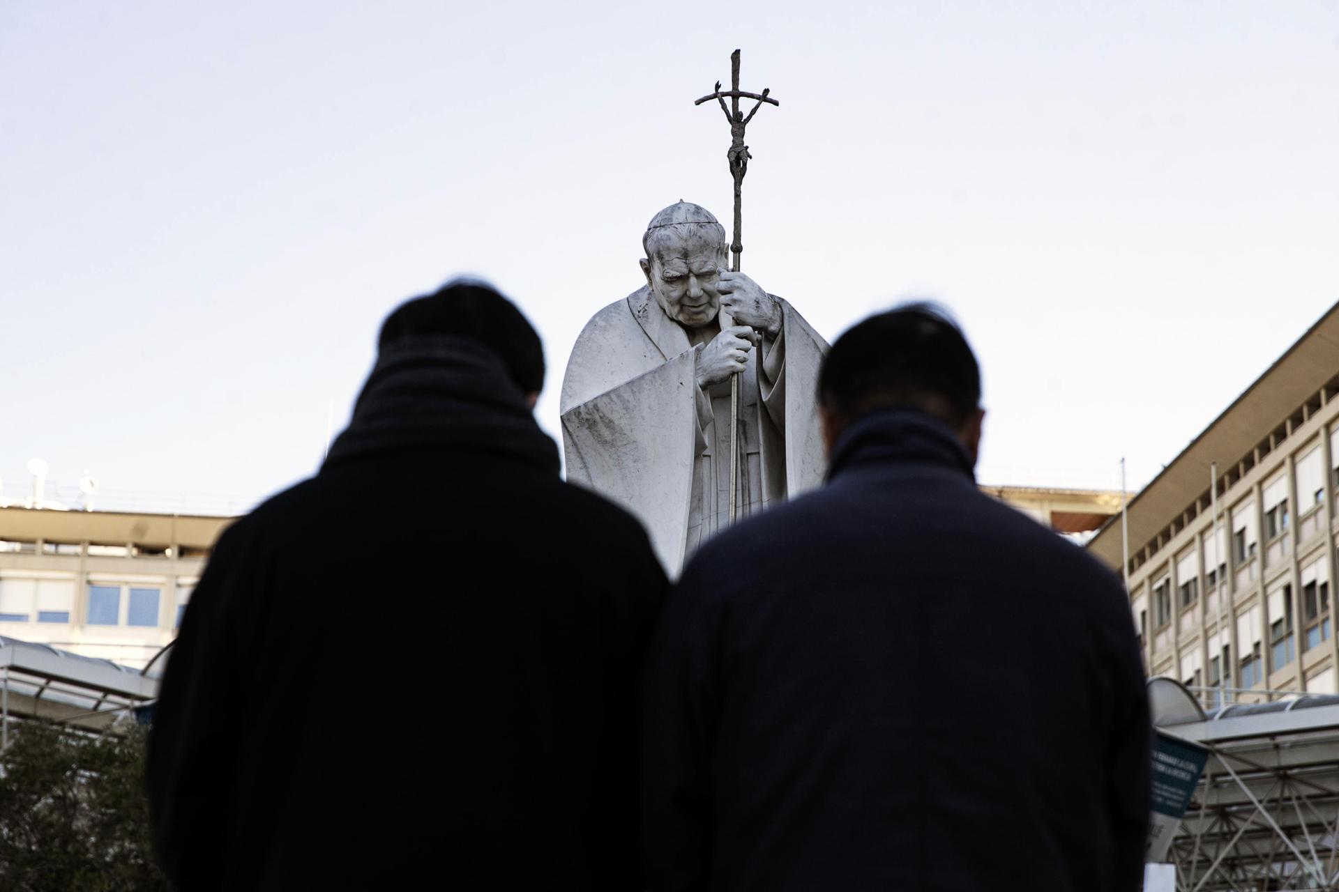 El papa realiza fisioterapia motora en el hospital y celebra el Miércoles de Ceniza