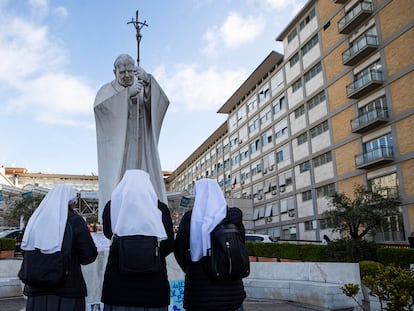 Un grupo de monjas reza el rosario ante el hospital Gemelli de Roma, donde está ingresado el papa Francisco, este viernes.