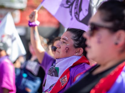 Una mujer asiste a la manifestacin por el Da Internacional de la Mujer en Santiago, Chile, el 8 de Marzo de 2025.