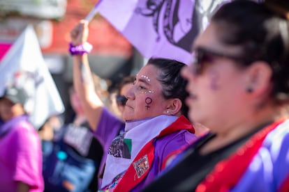 Una mujer asiste a la manifestacin por el Da Internacional de la Mujer en Santiago, Chile, el 8 de Marzo de 2025.