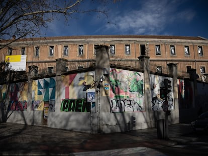 Fachada de la Tabacalera Espacio Promoción del Arte, en Embajadores, en febrero de 2024.