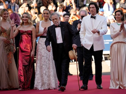 Todo el elenco de 'Megalopolis' con Francis Ford Coppola, en el centro, en el pasado festival de Cannes, en mayo de 2024.