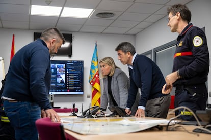 El presidente de la Generalitat, Carlos Mazón, en el Centro de Coordinación de Emergencias de Castellón, este lunes por la tarde, para hacer seguimiento del episodio de lluvias intensas que está afectando el interior de la provincia.