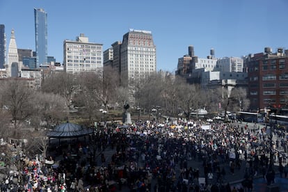 Vista general de Union Square con la concentración en las primeras horas de la mañana de este sábado en el centro de Manhattan.