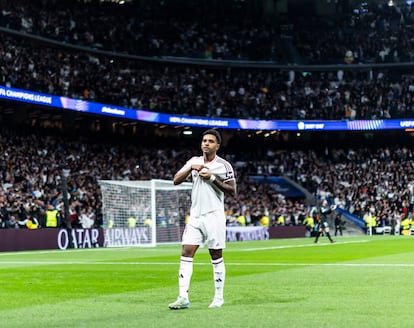 Rodrygo se señala el escudo de el Real Madrid tras marcar ante el Atlético de Madrid.