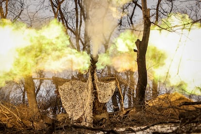 Una pieza de artillería del ejército ucranio dispara contra posiciones rusas en el frente cerca de Chasiv Yar, en la provincia de Donetsk, en el este de Ucrania.