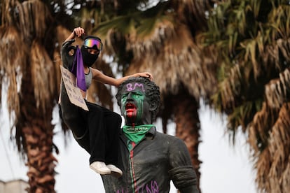 Una mujer pinta la estatua de Luis Carlos Galán, durante la marcha en Bogotá.