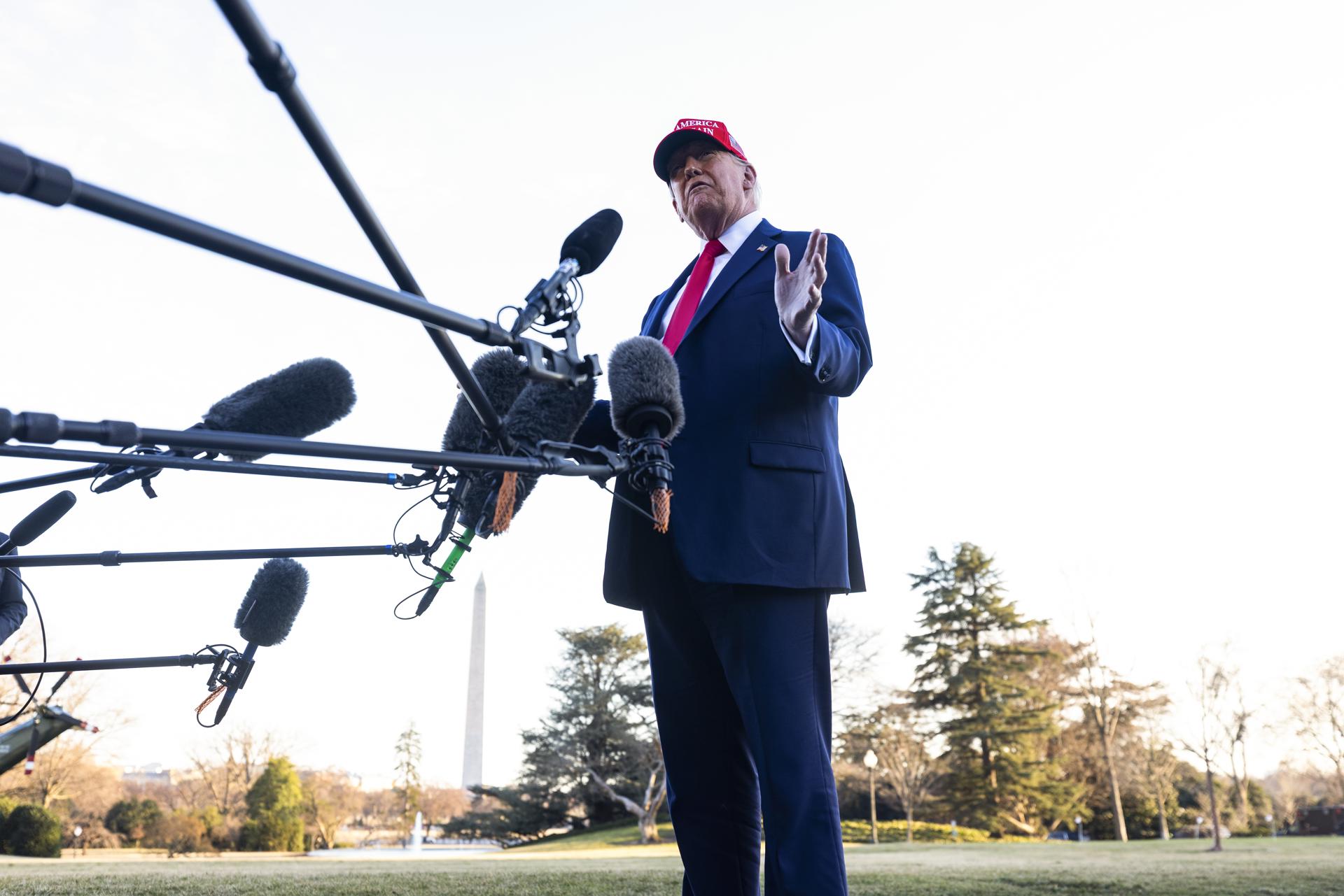 Listas negras y demandas, las tácticas de Trump para controlar la cobertura de los medios