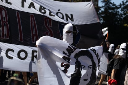 La barra feminista del club Colo Colo se unió al contingente en las calles de Santiago.