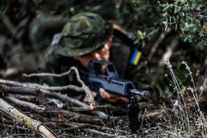 Un soldado ucranio apunta con un subfusil durante el curso de instrucción en la Academia de Infantería de Toledo.