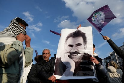 FILE PHOTO: FILE PHOTO: A demonstrator holds a picture of jailed Kurdish militant leader Abdullah Ocalan during a rally in Diyarbakir, Turkey, February 27, 2025. REUTERS/Sertac Kayar/File Photo/File Photo