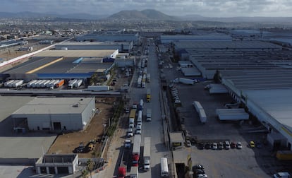 Camiones haciendo cola para cruzar a Estados Unidos este lunes en Tijuana.