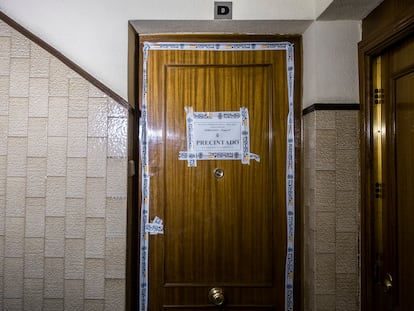 Puerta precintada en el domicilio del joven asesinado a cuchilladas en el distrito de Latina, el 16 de mayo de 2023.