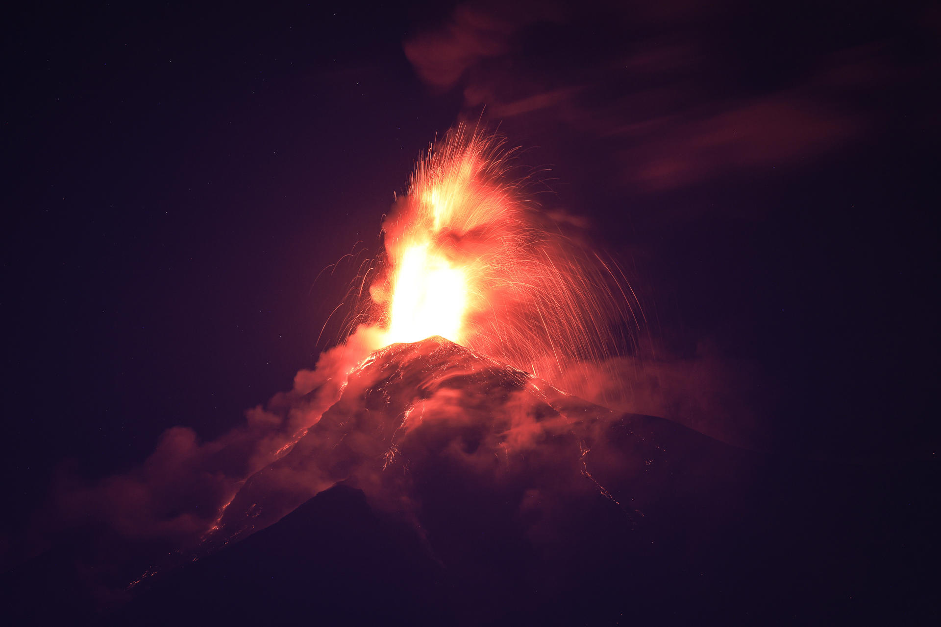 #Video Volcán de Fuego en Guatemala entra en fase de “erupción masiva”