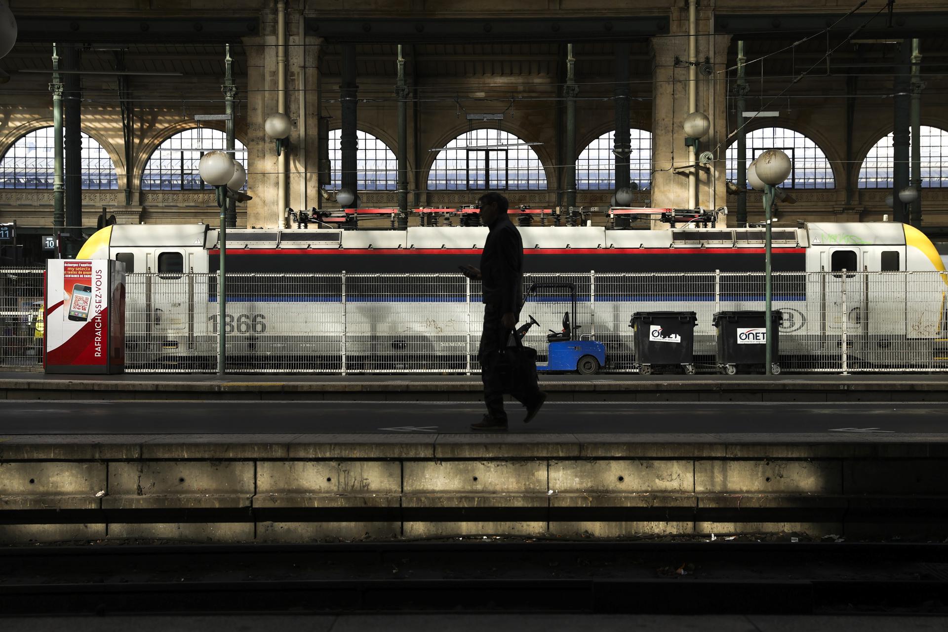 Bomba de la Segunda Guerra Mundial paraliza el servicio de trenes en París, Francia