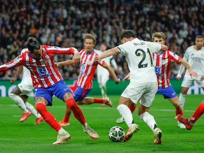 Brahim Díaz (derecha) regatea a Giménez (izquierda) para conseguir el segundo gol del Madrid ante el Atlético.