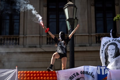 Una mujer grita consignas a su paso por la marcha del 8M en la capital chilena.