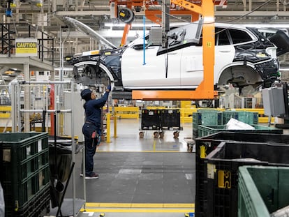 Un empleado trabaja en la fábrica de BMW en Carolina del Sur, Estados Unidos