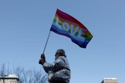 Un participante de la marcha ondea la bandera LGBTQ+ en Union Square en Manhattan, Nueva York.